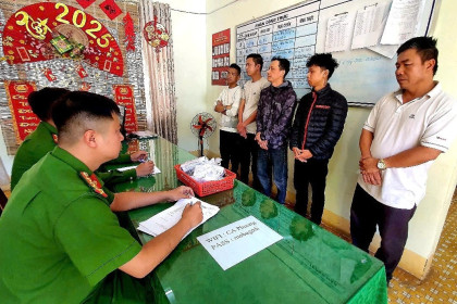 Bắt quả tang nhóm tài xế, thợ cắt tóc ở Buôn Ma Thuột lập sòng bài giữa hoa viên