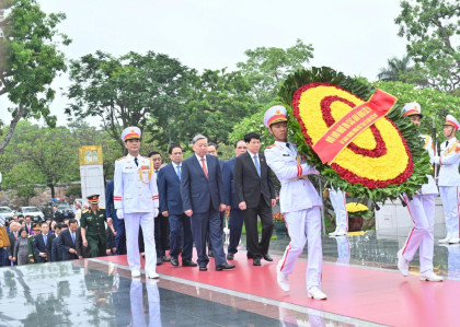 Kỷ niệm 135 năm Ngày sinh Chủ tịch Hồ Chí Minh: Lãnh đạo Đảng, Nhà nước vào Lăng viếng Bác