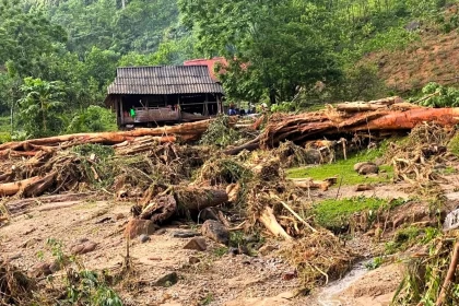 Cảnh tan hoang sau trận lũ quét kinh hoàng ở bản biên giới Nghệ An
