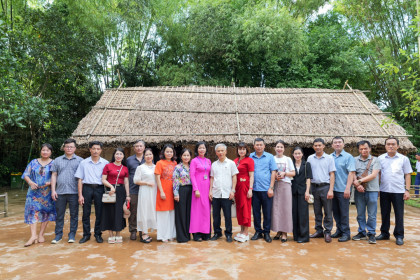 Hội Nhà báo tỉnh Thái Nguyên về nguồn tại Nghệ An