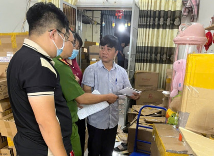 Triệt phá đường dây sản xuất, buôn bán nước hoa giả với số lượng đặc biệt lớn