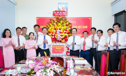 Bí thư Tỉnh ủy Nguyễn Đức Trung thăm, chúc mừng Hội Nhà báo tỉnh, Văn phòng đại diện Báo Nhân dân tại Nghệ An