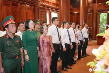 Hội Nhà báo tỉnh Nghệ An dâng hương tưởng niệm Chủ tịch Hồ Chí Minh