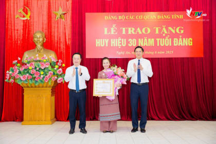 Trao tặng Huy hiệu 30 năm tuổi Đảng cho Phó Bí thư Tỉnh uỷ Võ Thị Minh Sinh