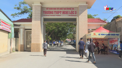 Nghệ An: Các thí sinh làm thủ tục dự thi vào lớp 10