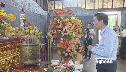 Chủ tịch UBND tỉnh Nghệ An Lê Hồng Vinh dâng hương tưởng niệm các anh hùng, liệt sĩ