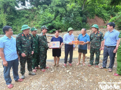 Chủ tịch UBND tỉnh Nghệ An Lê Hồng Vinh chỉ đạo công tác khắc phục hậu quả thiên tai tại xã Mường Típ