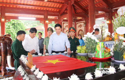 Phó Bí thư Thường trực Tỉnh ủy Nghệ An Hoàng Nghĩa Hiếu tưởng niệm các anh hùng liệt sĩ tại Nghĩa trang Liệt sĩ Đô Lương và Khu Di tích lịch sử Truông Bồn