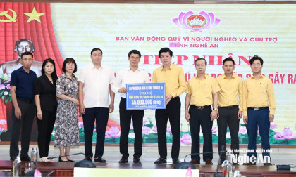 Trong 2 ngày, hơn 20.000 tổ chức, cá nhân ủng hộ hơn 13,5 tỷ đồng hỗ trợ người dân miền Tây Nghệ An khắc phục hậu quả bão lũ