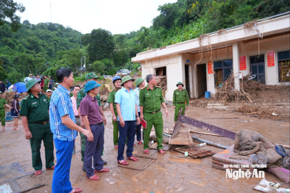Phó Chủ tịch UBND tỉnh Hoàng Phú Hiền động viên các địa phương miền Tây Nghệ An khắc phục thiệt hại do mưa lũ