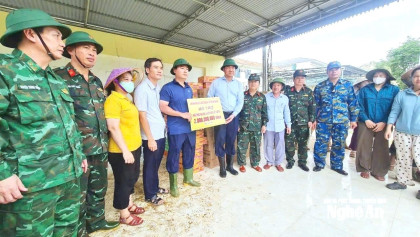 Phó Bí thư Thường trực Tỉnh ủy Nghệ An Hoàng Nghĩa Hiếu thăm hỏi, động viên nhân dân vùng lũ