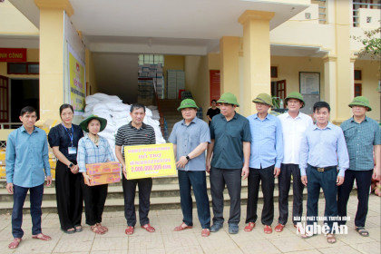 Phó Chủ tịch UBND tỉnh Nghệ An Phùng Thành Vinh kiểm tra công tác khắc...