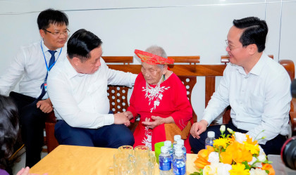 Trưởng ban Tuyên giáo và Dân vận Trung ương tặng quà Mẹ Việt Nam anh...