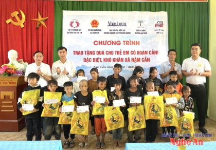 Tặng quà cho 100 trẻ em có hoàn cảnh đặc biệt khó khăn vùng biên giới Nghệ An