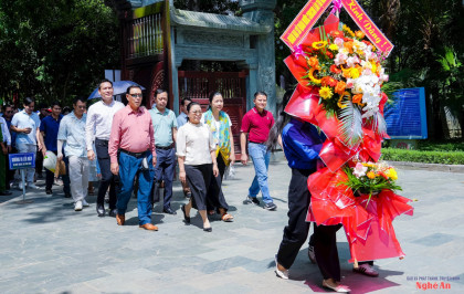 Đại sứ Đặc mệnh Toàn quyền nước CHDCND Lào tại Việt Nam dâng...