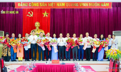 Thường trực Tỉnh ủy Nghệ An gặp mặt cán bộ thuộc diện Tỉnh ủy quản lý...