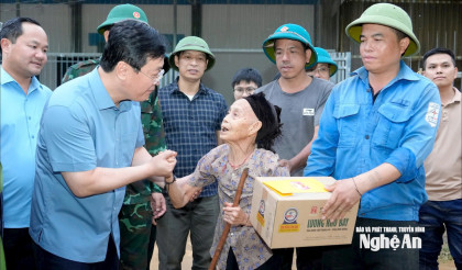 Bí thư Tỉnh ủy Nghệ An Nguyễn Đức Trung thăm hỏi, động viên người dân xã Chiêu Lưu