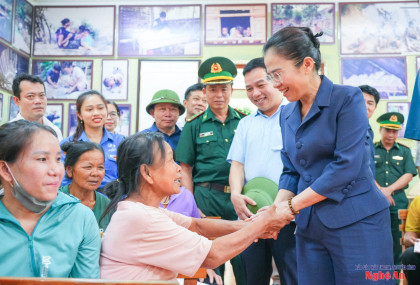 Phó Bí thư Tỉnh ủy Nghệ An trao Giấy chứng nhận quyền sử dụng...