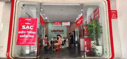 Viettel cộng tài khoản, đảm bảo liên lạc cho người dân bị cô lập do lũ...