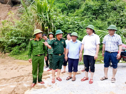 Đồng chí Nguyễn Văn Đệ - Phó Chủ tịch UBND tỉnh Nghệ An kiểm tra tình hình khắc phục mưa lũ tại các xã biên giới