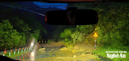 Miền Tây Nghệ An tiếp tục sạt lở sau mưa lớn, tạm dừng tiếp nhận cứu trợ cho tâm lũ Nhôn Mai ở điểm Mỹ Lý