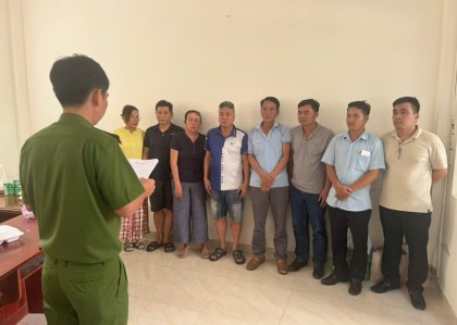 Phát hiện sới bạc 'khủng' trong vỏ bọc gara ô tô