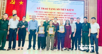 Trao tặng 3 sổ tiết kiệm tri ân gia đình thân nhân liệt sĩ ở Vinh Phú và Hưng Nguyên Nam