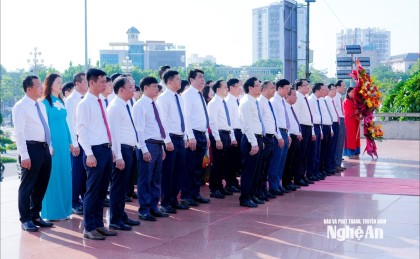 Đoàn đại biểu Đại hội Đảng bộ UBND tỉnh lần thứ I dâng hoa tưởng niệm Chủ tịch Hồ Chí Minh