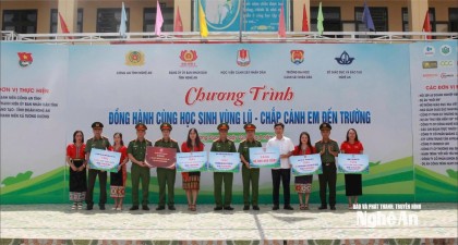 Gần 5 tỷ đồng hỗ trợ học sinh Nghệ An bị ảnh hưởng bão số 3
