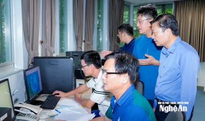 Chủ tịch UBND tỉnh Lê Hồng Vinh kiểm tra, nắm thông tin dự báo bão tại Trạm Rađa thời tiết Vinh