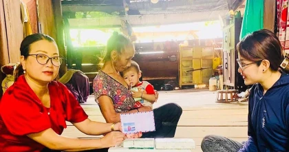 Lũ cuốn trôi nhà ở nhờ của bé mồ côi 5 tuổi - các cô giáo kêu gọi hỗ trợ chốn ở cho bé