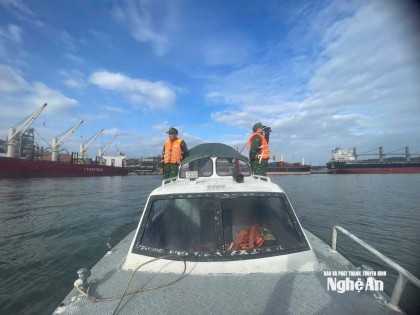 Bộ đội Biên phòng khẩn trương tìm kiếm người mất tích trên biển Cửa Lò