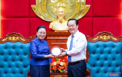 Bí thư Tỉnh ủy Nghệ An Nguyễn Đức Trung tiếp Đại sứ Đặc mệnh Toàn quyền nước Cộng hoà DCND Lào tại Việt Nam