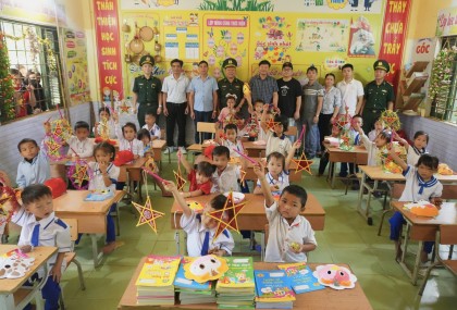 Sinh viên FPT mang trung thu ấm áp về với bản cao Tri Lễ