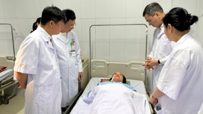 Bộ trưởng Y tế tặng Bằng khen cho 5 tập thể, cá nhân trong vụ cứu trẻ...