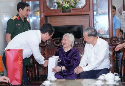 Tổng Bí thư Tô Lâm thăm, tặng quà Mẹ Việt Nam anh hùng tại Nghệ An