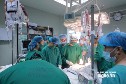 Nhân viên y tế dũng cảm ngăn cản kẻ dùng dao tấn công, truy sát tại...