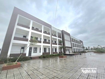 Ngôi trường xây hàng chục tỷ đồng xong bỏ không?