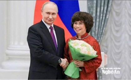 Tổng thống Vladimir Putin trao Huân chương Hữu nghị cho Anh hùng Lao động Thái Hương
