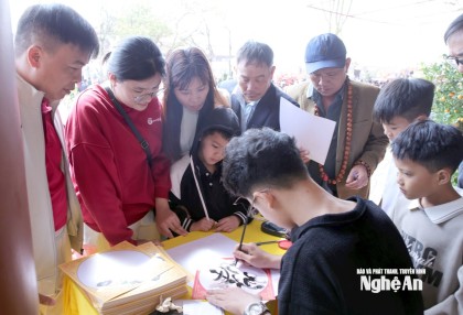 Đông đảo người dân dự lễ ‘Khai bút đầu xuân Bính Ngọ 2026’ tại Nghệ An