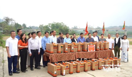 Chủ tịch UBND tỉnh Quảng Trị Lê Hồng Vinh trao tặng thiết bị máy tính cho các thôn, bản của xã Con Cuông