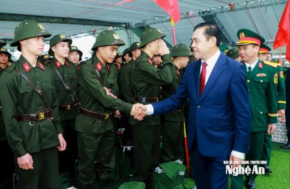 Chủ tịch UBND tỉnh Nghệ An Võ Trọng Hải động viên 740 công dân lên đường nhập ngũ
