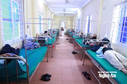 Thêm hàng chục người nhập viện nghi ngộ độc sau khi ăn bánh mì ở...