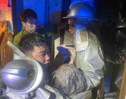 Cứu 2 người mắc kẹt trong đám cháy nhà dân lúc rạng sáng