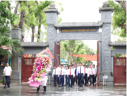 Thường trực Ban Bí thư Trần Cẩm Tú dâng hương tại Khu di tích...