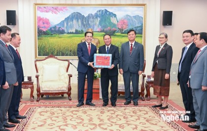 Chủ tịch UBND tỉnh Nghệ An chúc Tết cổ truyền Bunpimay lãnh đạo Đảng, Quốc hội Lào