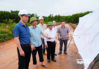 Phó Chủ tịch UBND tỉnh Nguyễn Văn Đệ kiểm tra tiến độ thi công...