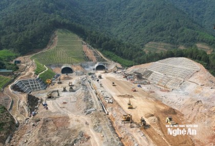 Nghệ An phê duyệt 11 mỏ đất, cát phục vụ thi công cao tốc Vinh -...