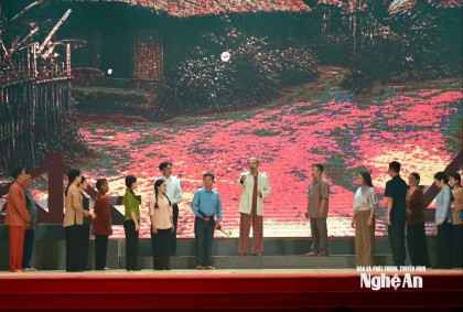 Xúc động Chương trình nghệ thuật ‘Dòng sông vang bóng anh hùng’