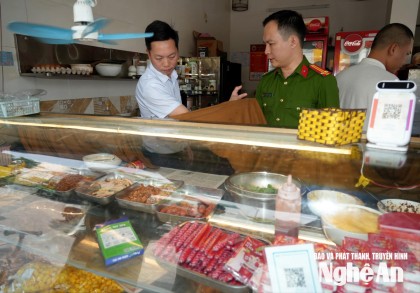 Phát hiện vi phạm an toàn thực phẩm tại cơ sở bánh mì ở Nghệ An
